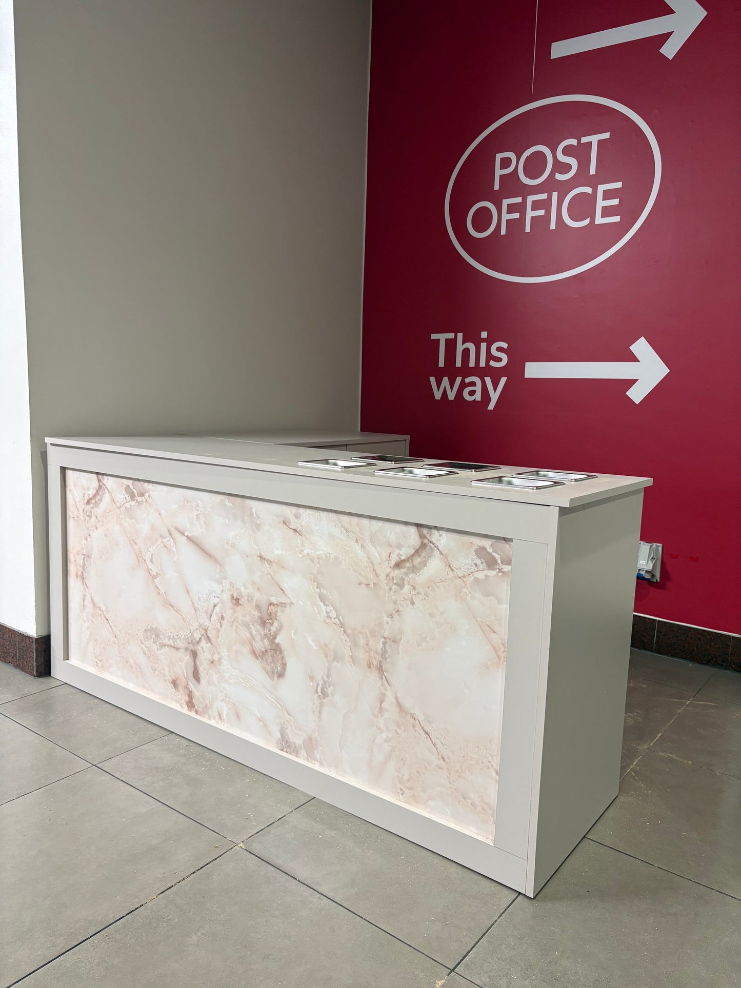 Dessert kiosk with border