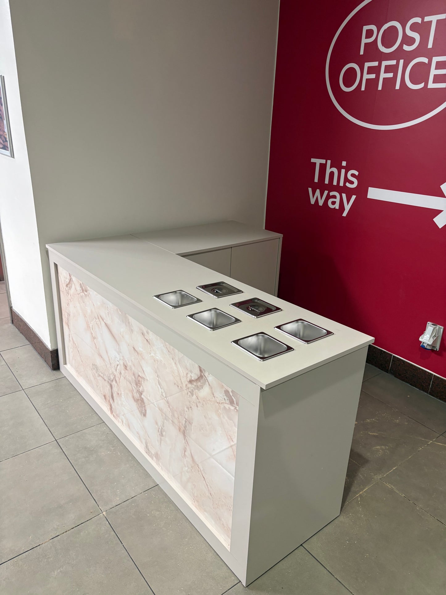 Dessert kiosk with border