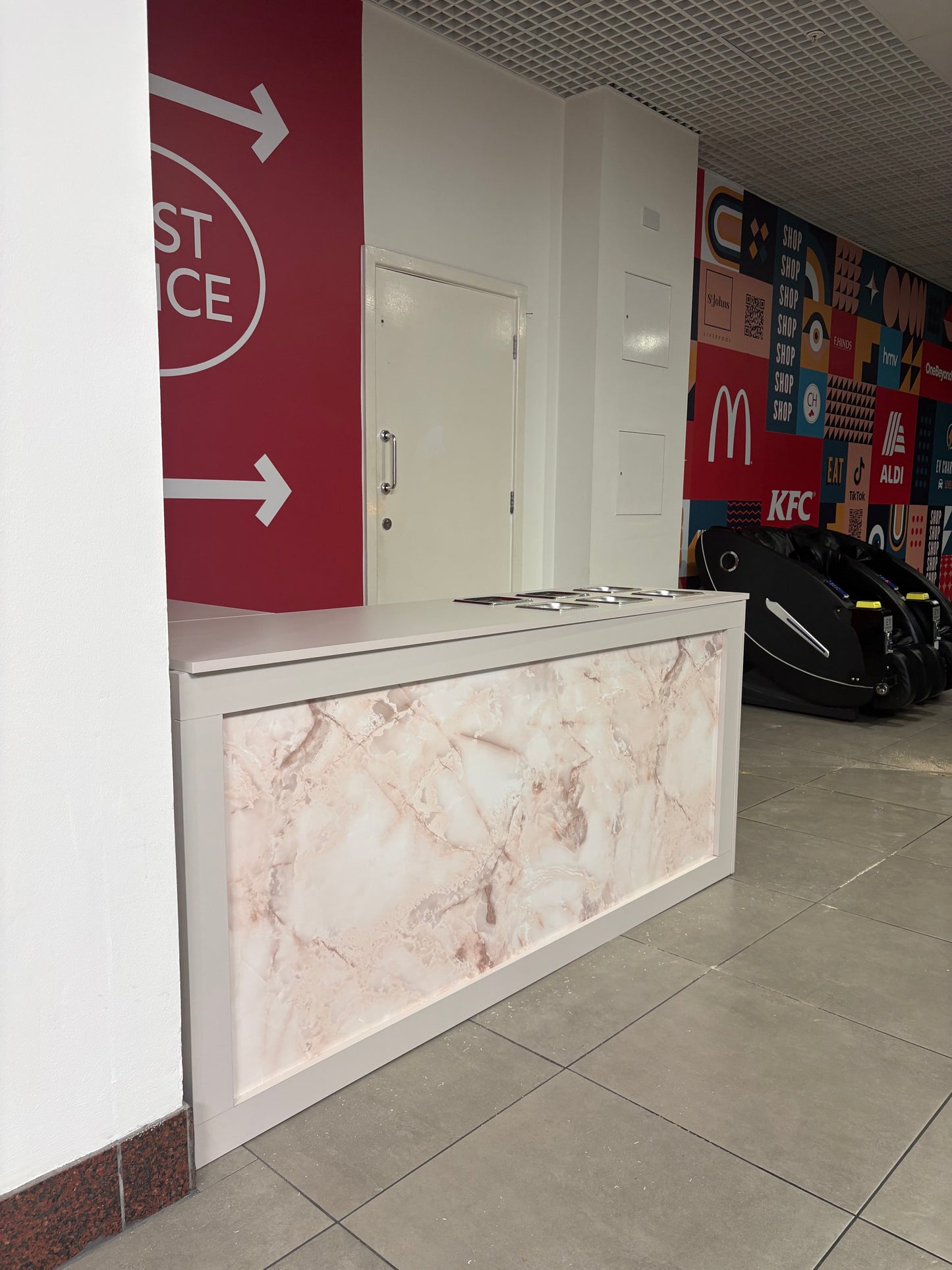 Dessert kiosk with border