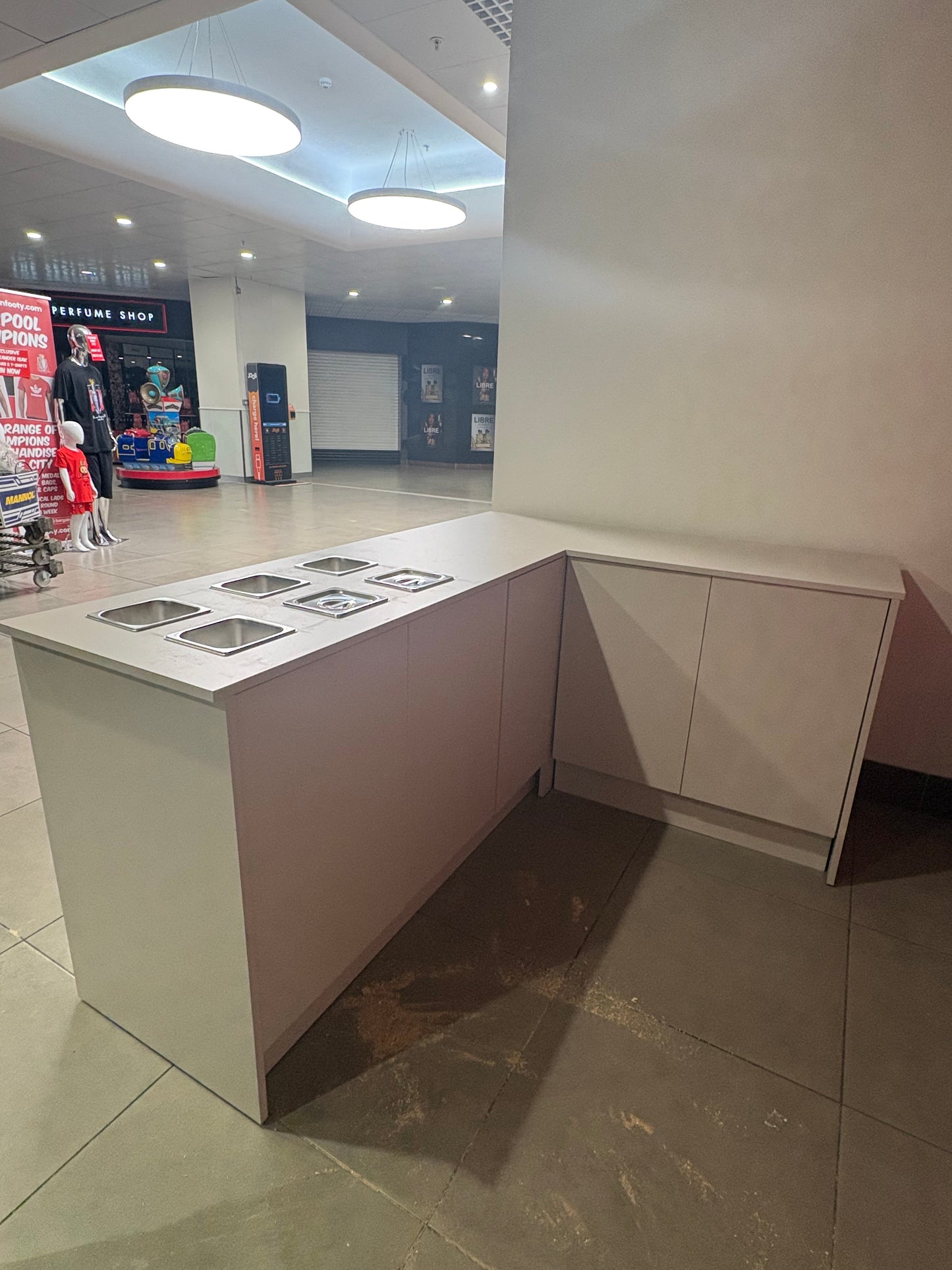 Dessert kiosk with border